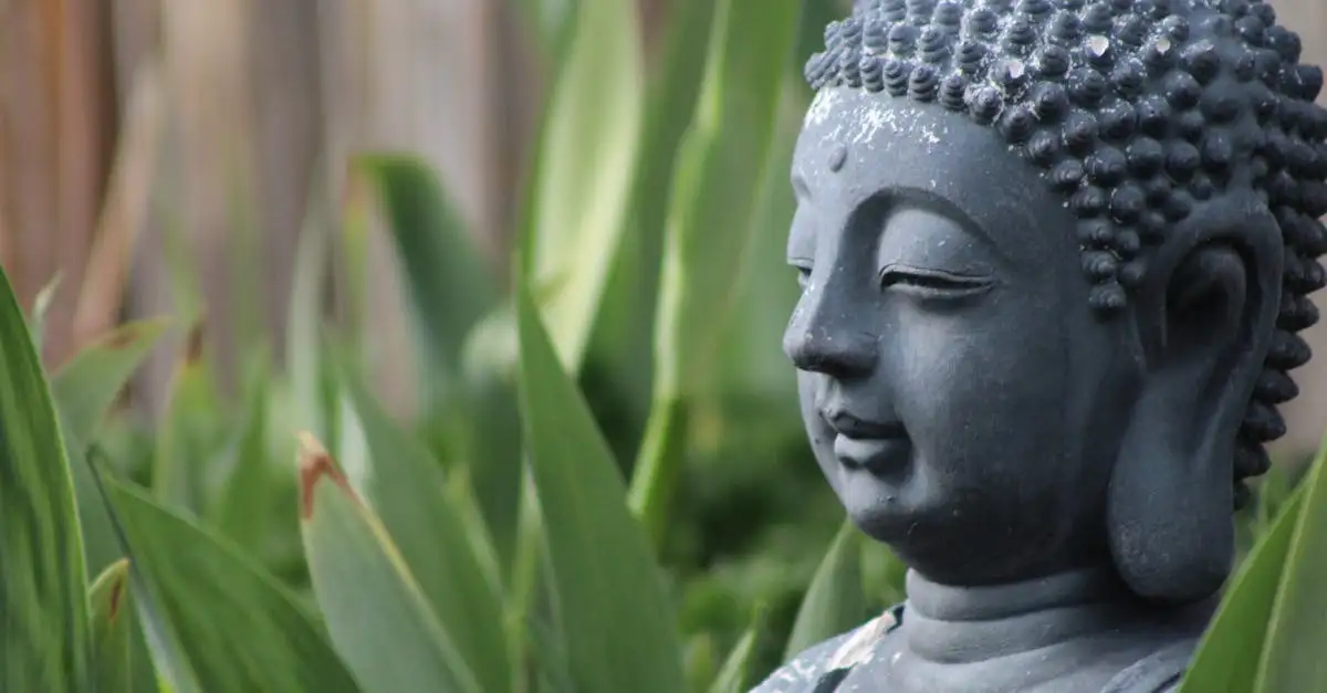 Plaats een boeddhabeeld op een serene plek in je tuin
